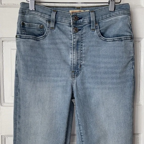 LEVI’S 724 HIGH RISE STRAIGHT BUTTON SHANK LIGHT WASH JEANS - Picture 4 of 12